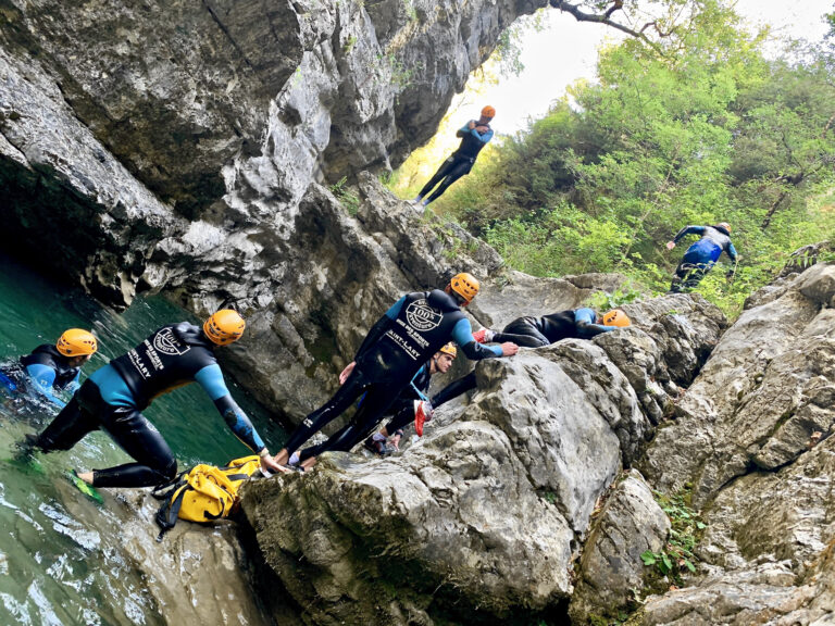 1-barranquismo_cnyoning_pyrenees_guara_ainsa_llech_barbaruens_viu_de_llevata_tobogan_salto_1-768x576