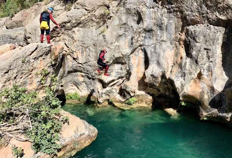 1-barranquismo_cnyoning_pyrenees_guara_ainsa_llech_barbaruens_viu_de_llevata_tobogan_salto_14-e1714556744913-768x524