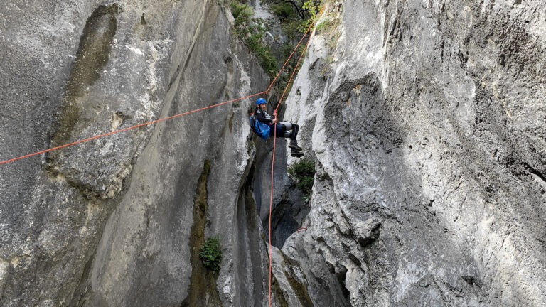 2-barranquismo_cnyoning_pyrenees_guara_ainsa_llech_barbaruens_viu_de_llevata_tobogan_salto_10-768x432