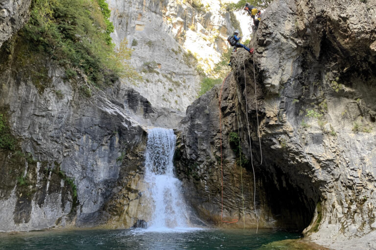 2-barranquismo_cnyoning_pyrenees_guara_ainsa_llech_barbaruens_viu_de_llevata_tobogan_salto_11-e1714557328806-768x512