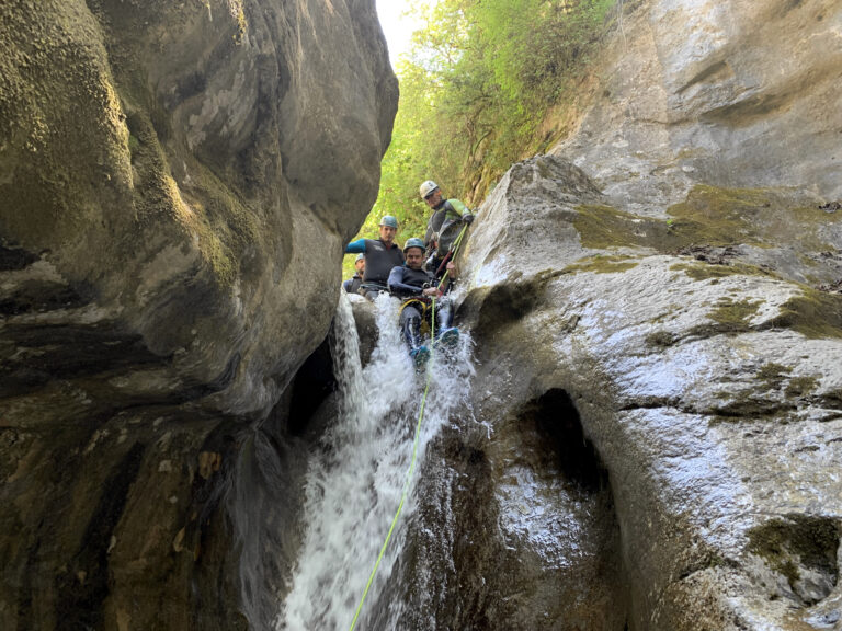 2-barranquismo_cnyoning_pyrenees_guara_ainsa_llech_barbaruens_viu_de_llevata_tobogan_salto_3-768x576