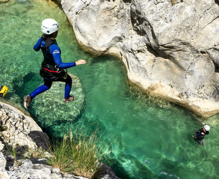 3-barranquismo_cnyoning_pyrenees_guara_ainsa_llech_barbaruens_viu_de_llevata_tobogan_salto_18-768x626