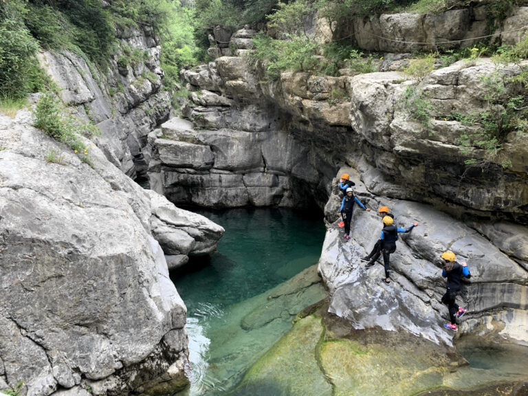 3-barranquismo_cnyoning_pyrenees_guara_ainsa_llech_barbaruens_viu_de_llevata_tobogan_salto_4-768x576